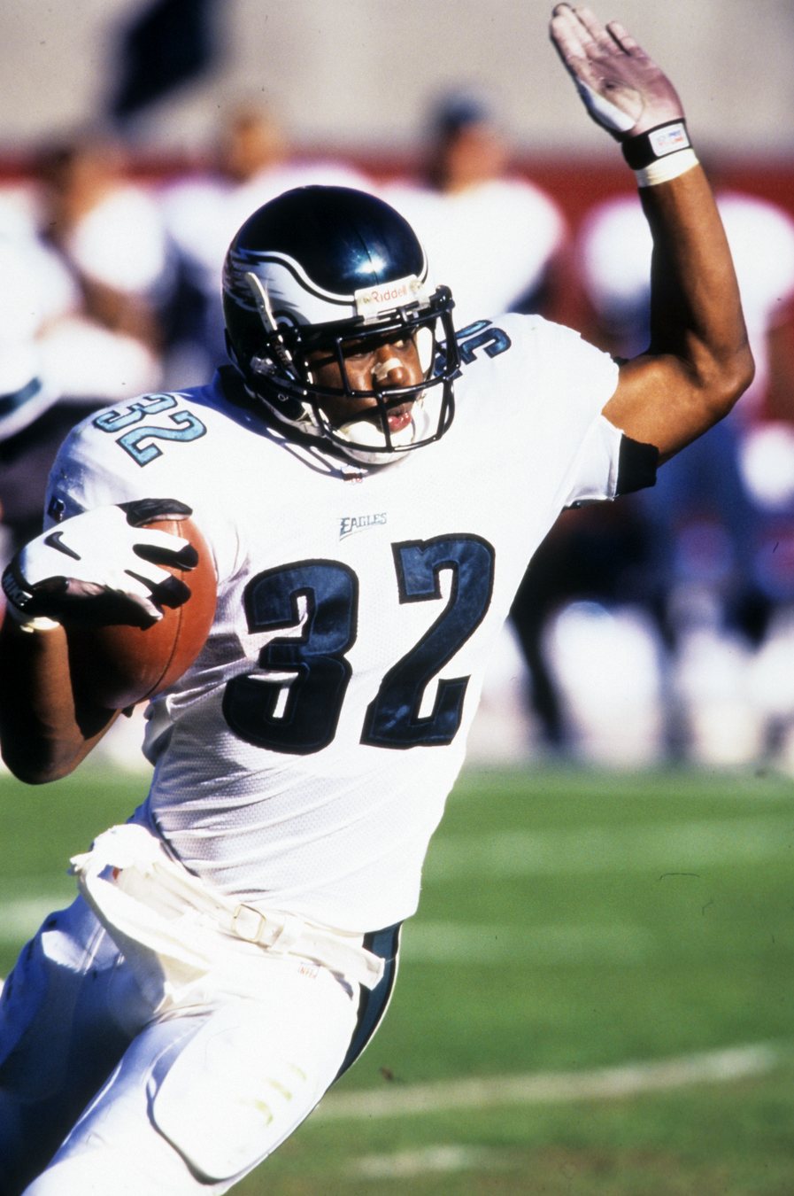 Ricky Watters running with the ball for the Philadelphia Eagles